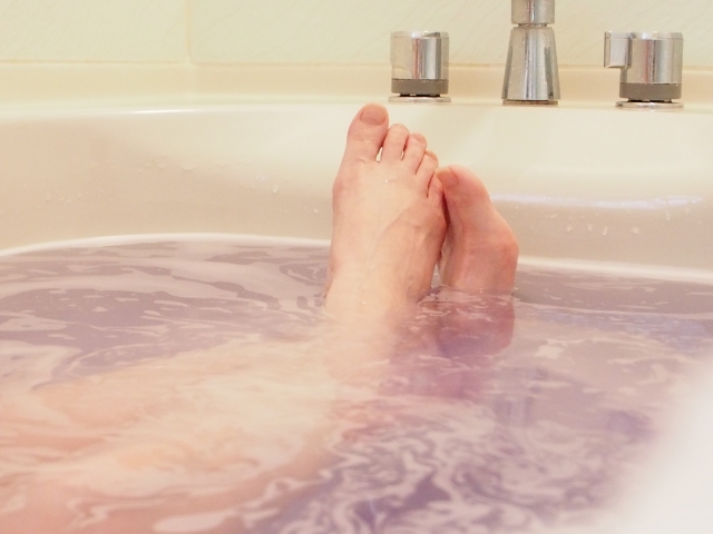 入浴中の足