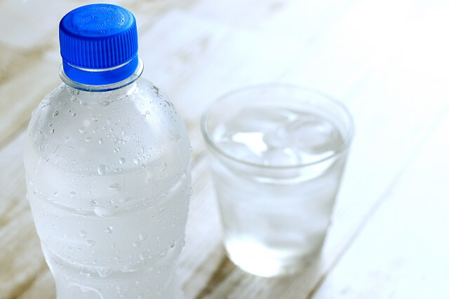 ペットボトルの水とコップの水