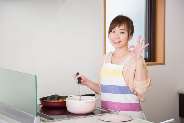 キッチンで料理する女性