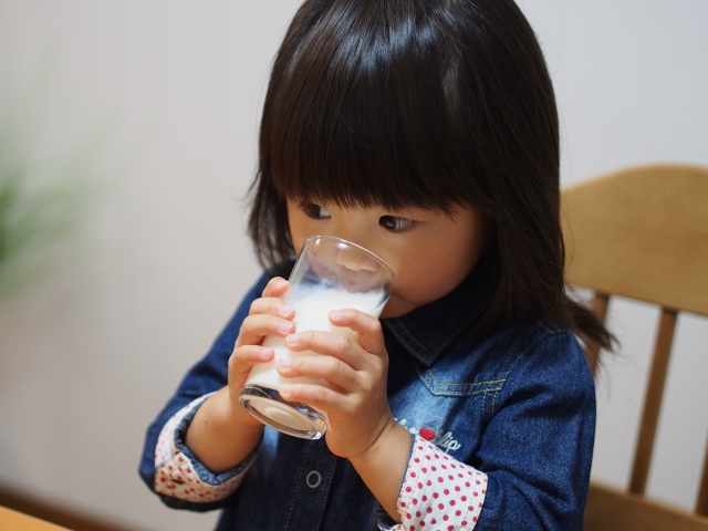 牛乳を飲む子ども