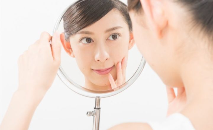 鏡を見る女性